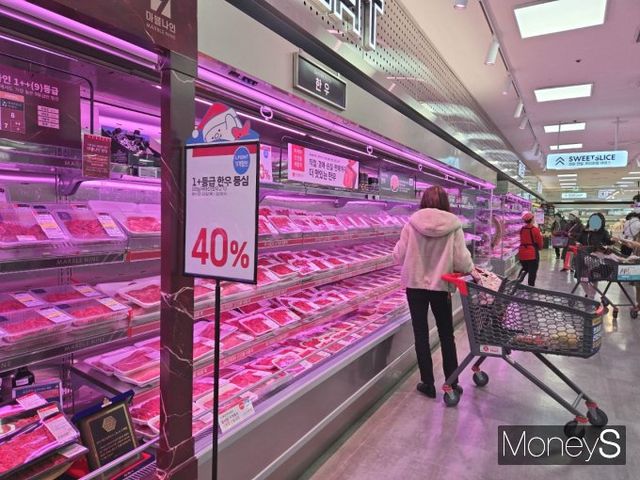대형마트 3사가 고기·과일·주류 등 홈파티 먹거리 위주의 할인 행사를 진행한다. 18일 오후 롯데마트 제타플렉스 잠실점./사진=김이재 기자