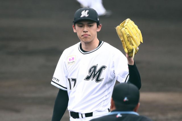 메이저리그 진출을 선언한 사사키 로키가 뉴욕 양키스의 관심을 받고 있다. 사진은 지난 2월25일 일본 오키나와에서 열린 지바롯데 마린스와 롯데 자이언츠의 교류전에 출전한 사사키 로키의 모습. /사진=뉴스1