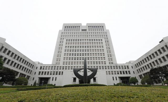 정부가 친일파 이해승의 후손을 상대로 낸 토지 국가 환수 소송에서 사실상 패소했다. 사진은 대법원 전경. /사진=뉴스1