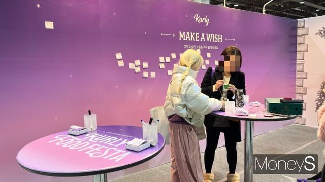 관람객들이 컬리에서 준비한 소원 적기 체험 부스에서 소원을 적고 있다. /사진=곽선우 기자