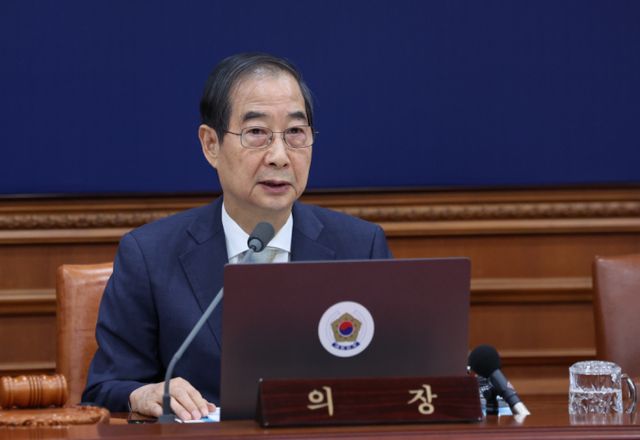 한덕수 대통령 권한대행 겸 국무총리가 야당이 발의한 양곡법 등 6개 법안에 대해 재의요구권을 행사했다. 사진은 19일 서울 종로구 정부서울청사에서 열린 임시 국무회의에 참석한 한덕수 대통령 권한대행 겸 국무총리의 모습. /사진=뉴시스 /사진=조수정