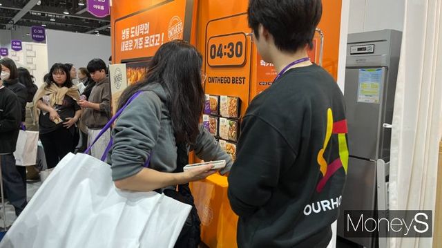 한 부스에서 뽑기를 통해 경품에 추첨될 수 있는 이벤트가 진행 중이다. / 사진=곽선우 기자