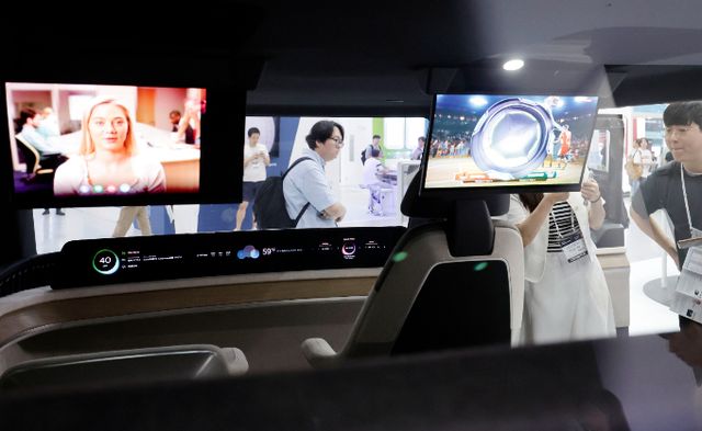 LG디스플레이가 OLED 제조 과정에서 생산력을 높이기 위해 'AI 생산 체계'를 도입했다. 사진은 지난 8월 서울 강남구 코엑스에서 시민들이 LG디스플레이 전시품을 살피는 모습. /사진=뉴시스