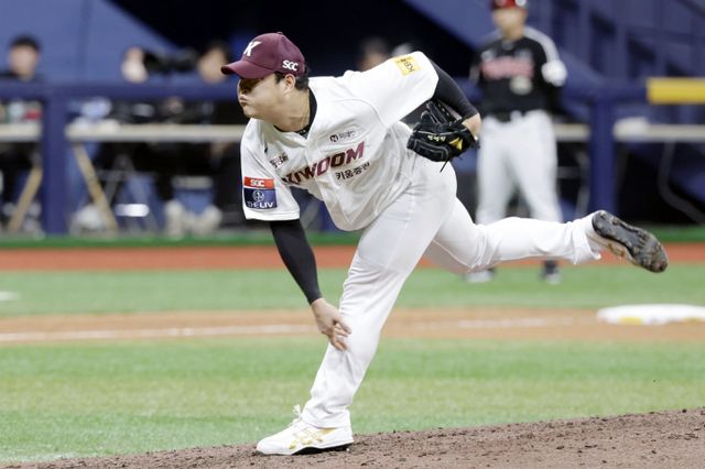 KIA타이거즈가 키움 히어로즈에 현금 10억원과 2026 신인드래프트 1·4라운드 지명권을 내주고 투수 조상우를 영입했다. 사진은 올시즌 키움 히어로즈에서 활약한 조상우. /사진=뉴시스