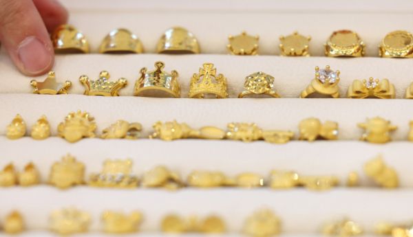 분실 신용카드로 금은방 3곳을 돌며 돌 반지를 구매한 60대 남성이 경찰에 붙잡혔다. 이 남성은 과거 절도죄로 선고받은 벌금을 내지 않아 수배 중이었던 것으로 알려졌다. /사진=뉴스1