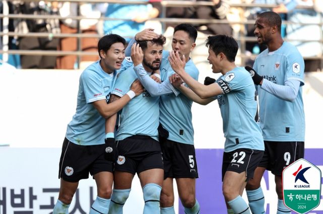 홍준표 대구시장이 K리그1 잔류에 성공한 대구FC 운영과 관련해 FC바르셀로나처럼 운영하겠다고 밝혔다. 사진은 프로축구 K리그1 대구FC 세징야(왼쪽에서 두번째)의 모습. /사진=뉴시스(한국프로축구연맹 제공)