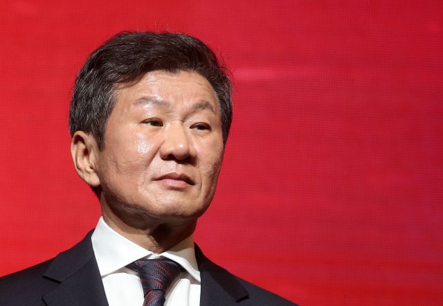 4선 도전을 선언한 정몽규 대한축구협회 회장이 대한체육회 스포츠공정위원회에 연임 심사를 위한 서류를 제출한다. 사진은 지난달 29일 서울 서대문구 스위스 그랜드호텔에서 열린 2024 K리그 대상 시상식에서 4선 도전 의사를 밝히는 정몽규 대한축구협회 회장. /사진=뉴스1