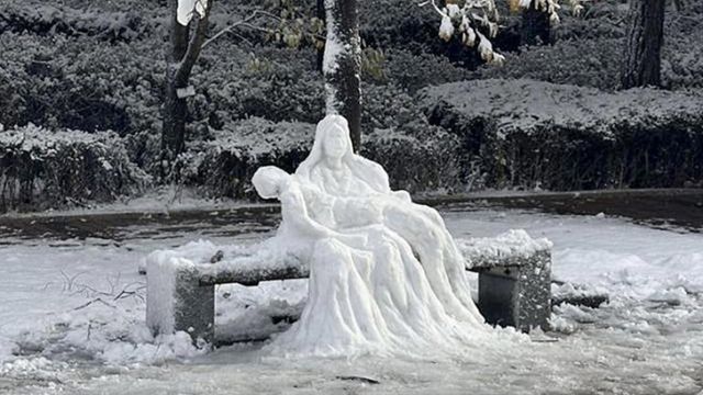 서양 미술작품 '피에타'를 연상케 하는 눈사람을 만들어 SNS에서 주목받은 국민대 학생의 전공이 이공계로 밝혀졌다. 폭설 속 학생이 작업한 '피에타'의 모습./사진=국민대 제공