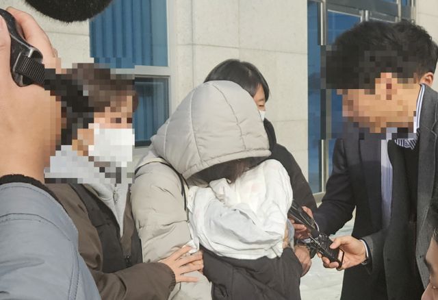 산후조리원에서 장애를 갖고 태어난 아기를 출산 일주일 만에 숨지게 한 혐의를 받는 부부와 이를 함께 공모한 의사가 불구속 송치됐다. 사진은 생후 일주일 된 장애아를 숨지게 한 혐의로 구속영장이 청구된 A씨(30대·여)가 지난달 25일 청주지방법원에서 구속 전 피의자 심문(영장실질심사)을 받은 뒤 건물 밖으로 나온 모습. /사진=뉴시스