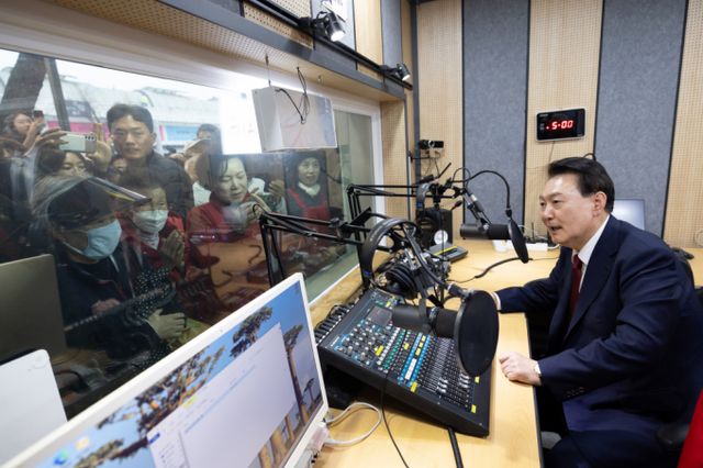 윤석열 대통령이 2일 충남 공주시 공주산성시장을 찾아 라디오 DJ를 맡아 마이크를 통해 시장상인들에게 인사를 하고 있다. /사진=뉴시스