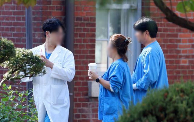  대학병원 소아과 예비 전공의였다가 서울의 한 병원에서 일반의로 근무하는 의사가 의사 커뮤니티에서 신상이 털리고 모욕을 당하는 등 집단 린치에 시달리고 있다고 주장했다./사진=뉴시스