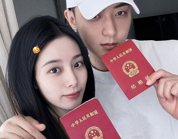 엑소 전 멤버 타오가 SM 루키즈 출신인 쉬이양과 결혼했다. 사진은 타오와 쉬이양이 부부증을 들고 있는 모습. /사진=타오 웨이브 캡처