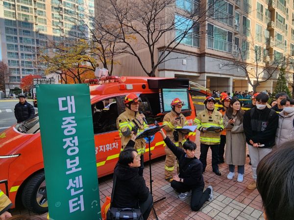 대구 한 아파트 베란다에서 가스버너로 곰탕을 끓이다 화재가 발생해 소방차 34대·소방관 104명이 출동해 2시간6분만에 진화에 성공했다. 사진은 2일 소방당국이 화재 사건 개요를 설명 중인 모습. /사진=뉴스1