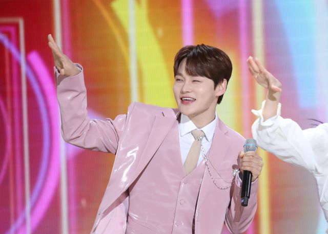 트로트 가수 박서진이 군입대를 앞두고 있다는 거짓말에 대해 사과했다. 사진은 지난해 12월4일 서울 마포구 상암동 SBS프리즘 타워에서 열린 '더 트롯쇼'에 참석한 가수 박서진의 모습. /사진=뉴스1