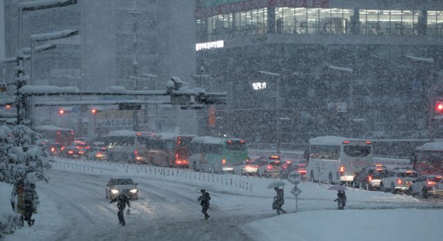 직장인 10명 중 4명이 임금 체불을 경험한 것으로 나타났다. 사진은 경기 화성시 한 횡단보도에서 출근길에 오른 시민들이 발걸음을 옮기는 모습. /사진=뉴스1