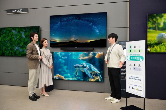 삼성스토어 서초에서 매니저가 방문 고객에게 '삼성 AI 구독 클럽'을 설명하고 있다. / 사진=삼성전자