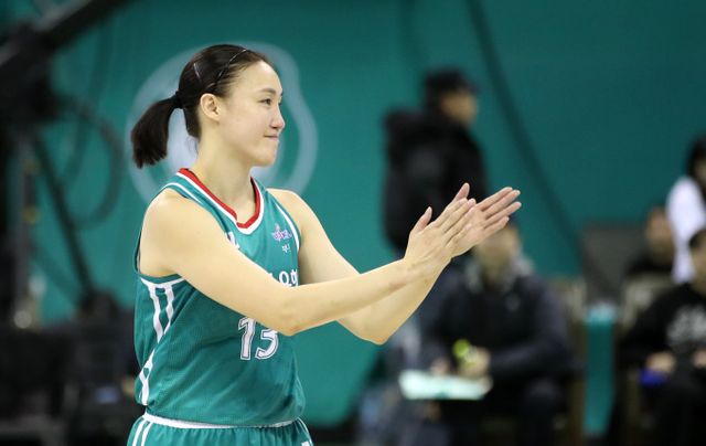 여자 프로농구(WKBL) 부천하나은행 주장 김정은이 지난 2일 개인 통산 8141득점을 기록해 WKBL 역대 최다 득점 1위에 등극했다. 사진은 지난 2일 경기 부천시 원미구 부천체육관에서 열린 하나은행 2024-2025 여자프로농구 부천 하나은행과 용인 삼성생명 블루밍스 경기에서 김정은이 경기를 마치고 팬들에게 인사하는 모습. /사진=뉴스1