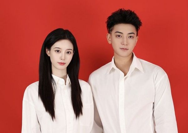 엑소 전 멤버 타오가 SM 루키즈 출신인 쉬이양과 결혼했다. 사진은 타오와 쉬이양이 부부증을 들고 있는 모습. /사진=타오 웨이브 캡처