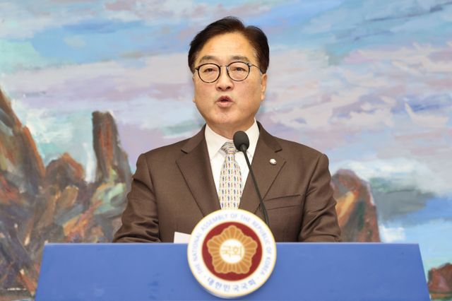 우원식 국회의장이 감액 예산안 상정에 대해 2일 국회 본회의에 상정하지 않고 오는 10일까지 여·야 협의를 촉구했다. 사진은 우 의장이 2일 서울 여의도 국회에서 열린 2025년도 예산안 관련 긴급 기자회견에서 발언하는 모습. /사진=뉴시스