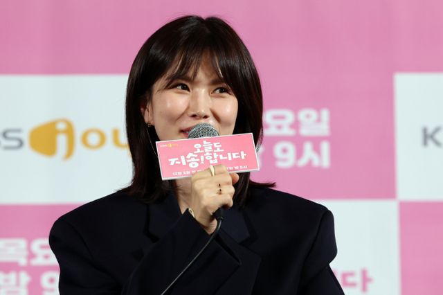 배우 공민정이 현재 임신 중이며 출산을 앞두고 있다는 고백을 했다. 사진은 공민정이 2일 서울 마포구 상암 스탠포드호텔에서 열린 KBS Joy 새 드라마 '오늘도 지송!합니다' 제작발표회에서 임신 소식을 전하는 모습. /사진=뉴스1