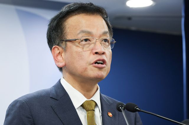 최상목 경제부총리 겸 기획재정부 장관이 야당 단독 감액안 국회 예산결산특별위원회 통과를 비판하며 철회를 촉구했다. 사진은 최 부총리가 지난달 28일 서울 종로구 정부서울청사에서 국회법 일부개정법률안(자동부의 제도 폐지) 관련 정부 입장을 발표하는 모습. /사진=뉴스1 