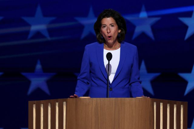 미국 정부가 AI 개발 핵심 부품인 고대역폭메모리(HBM) 중국 수출 통제에 나서기 위해 규칙 패키지를 발표했다. 사진은 지나 라이몬도 미국 상무부 장관이 지난 8월19일(현지시각) 미국 일리노이주 시카고에서 열린 민주당 전당대회에서 연설하는 모습. /사진=로이터