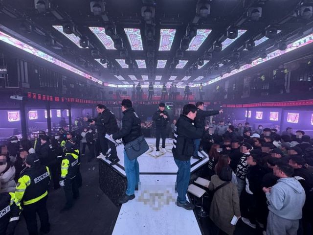 경찰과 출입국외국인청이 베트남인 전용 클럽에서 마약 파티를 벌인 일당을 무더기 검거했다. 사진은 지난 1일 수원서부경찰서와 수원출입국외국인청이 단속한 베트남인 전용 클럽의 모습. /사진=뉴시스(경기 남부경찰청 제공)