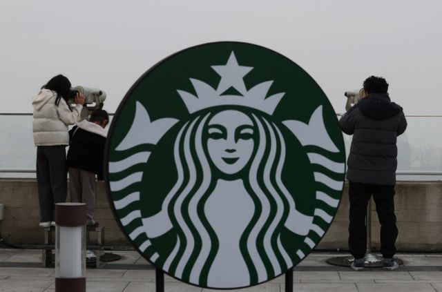 [김포=뉴시스] 김진아 기자 = 1일 경기 김포시 스타벅스 김포애기봉생태공원점에서 방문객들이 북한을 바라보고 있다. /사진=뉴시스