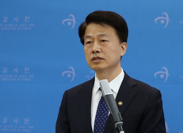  감사원이 2일 어느 정부를 막론하고 공정하고 감사하고 있다며 민주당의 '정치감사' 주장에 동의할 수 없음을 밝혔다. 사진은 이날 서울 종로구 감사원에서 브리핑 중인 최달영 감사원 사무총장의 모습. /사진=뉴스1