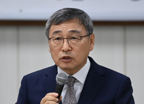 정근식 교육감이 2일 고등학교 3학년 2학기 내신 성적을 대입에 반영하고 수능을 12월에 시행해야 한다고 주장했다. 사진은 정 교육감이 지난달 27일 서울 성동구 금호고등학교에서 열린 고교 무상교육을 위한 현장 간담회에서 인사말을 하는 모습. /사진=뉴스1