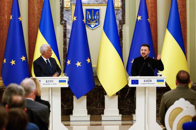 유럽연합(EU) 새 지도부가 취임 첫날인 지난 1일(이하 현지시각) 우크라이나 수도 키이우를 방문해 볼로디미르 젤렌스키 우크라이나 대통령을 만났다. 사진은 지난 1일 안토니우 코스타 EU 정상회의 상임의장(왼쪽)과 젤렌스키 대통령이 합동 기자회견 중인 모습. /사진=로이터