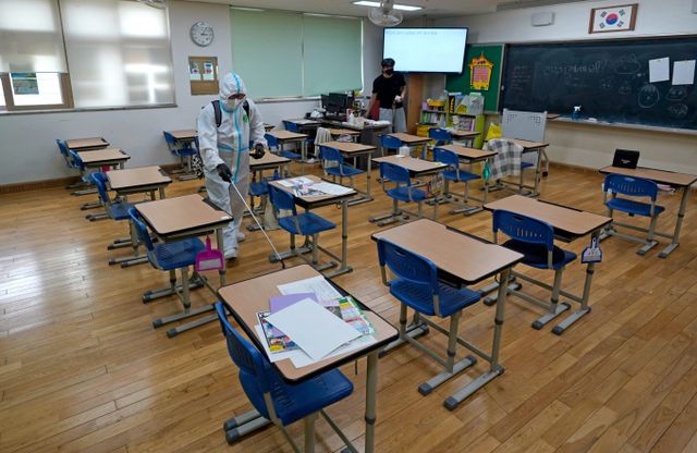 초등학교 교실에 들어가 딸을 괴롭혔다고 지목받은 남학생에게 파스 스프레이를 뿌린 사연이 전해졌다. 지난 8월27일 대구 달성군 강림 초등학교에서 대구학교안전공제회 관계자가 코로나19 재확산 방지를 위해 방역작업을 하는 모습. 사진은 해당 기사와 상관없음. /사진=뉴시스