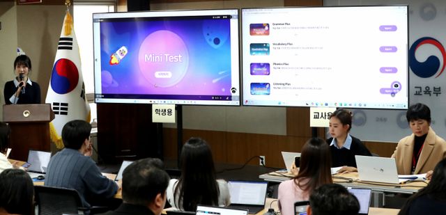 교육부가 2일 세종시 정부세종청사에서 AI교과서 최종 합격본 실물 시연회를 진행했다. 사진은 시연회에서 AI 디지털 교과서 주요기능을 설명하는 모습. /사진=뉴스1