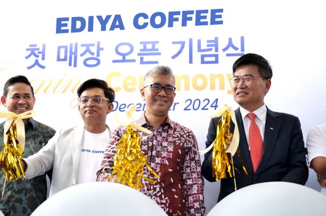 이디야커피가 말레이시아 엘미나점을 오픈했다. 19일(현지시각) 이디야커피 말레이시아 첫 매장 오픈 기념식에서 문창기 회장을 비롯한 현지 관계자들이 기념촬영을 하고 있다./사진=이디야커피
