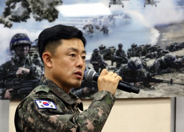 공조수사본부가 햄버거집에서 계엄을 사전 모의한 것으로 알려진 문상호 국군 정보사령관에 대한 구속영장을 청구했다. 사진은 지난 10일 서울 여의도 국회에서 열린 국방위원회의 긴급 현안질의에 출석한 문상호 국군정보사령관. /사진=뉴시스