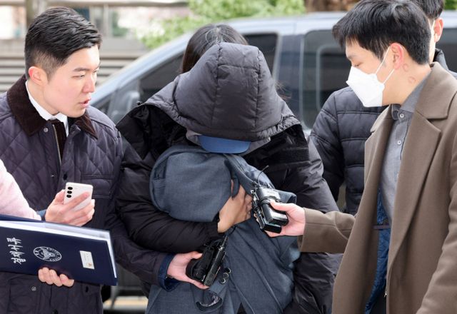 고 이선균을 협박해 3억원을 뜯어낸 등의 혐의로 재판에 넘겨진 유흥업소 실장이 실형을 선고한 1심 판결에 불복해 항소했다. 사진은 영장실질심사 출석 모습. /사진=뉴스1