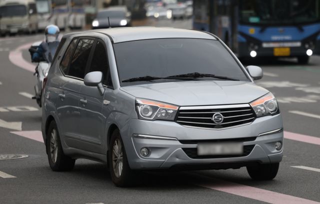 비상계엄을 수사중인 공조수사본부가 윤석열 대통령에게 오는 25일까지 고위공직자수서처로 출석할 것을 요구하는 2차 출석요구서를 보냈다. 사진은 지난 16일 서울 용산구 한남동 대통령 관저로 향해 윤석열 대통령에 대한 출석요구서를 전달하러 가는 공조수사본부의 모습. /사진=뉴시스