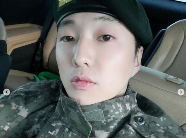 위너 강승윤이 전역 소감을 밝힌 가운데 최근 부실 복무 논란에 휩싸인 멤버 송민호를 언급해 관심을 모았다. /사진=강승윤 인스타그램 캡쳐