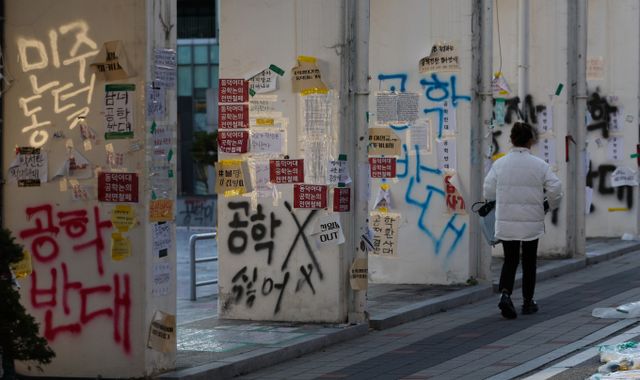 동덕여대가 남녀공학 추진을 공론화 위원회를 내년 3월부터 추진한다. 사진은 지난 3일 서울 성북구 동덕여자대학교에 남여공학 전환을 규탄하는 문구 등이 적혀 있는 모습. /사진=뉴시스 