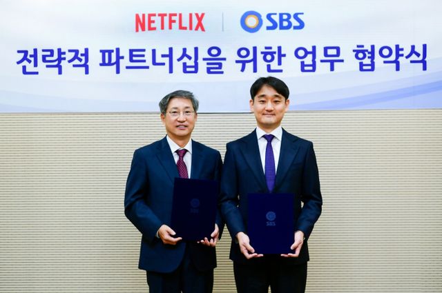 넷플릭스와 SBS가 K-콘텐츠 경쟁력 확대를 위한 전략적 파트너십을 체결했다. 사진은 방문신 SBS 사장과 강동한 넷플릭스 한국 콘텐츠 부문 부사장(VP)의 모습. /사진=넷플릭스 제공