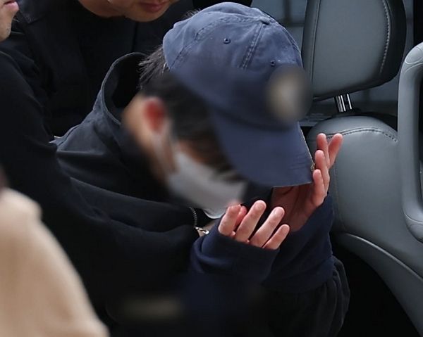 여자친구를 살해한 혐의로 재판에 넘겨진 명문대 의대생이 1심에서 26년을 선고받았다. 사진은 서울 강남역 인근 건물 옥상에서 자신의 여자친구를 살해한 혐의를 받는 20대 남성 최씨의 모습. /사진=뉴스1