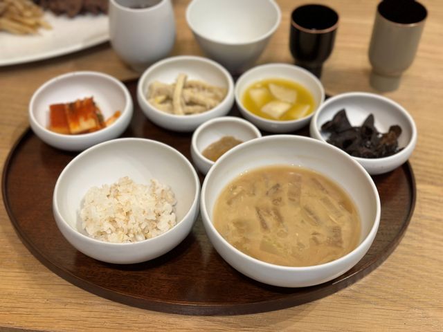 '한국의 장 담그기 문화'가 유네스코 인류무형유산에 등재되면서 장을 활용한 한식에 대한 관심이 더욱 높아지고 있다. 사진은 수운이 종갓집밥상을 모티브로 풀어낸 진짓상. /사진=다이어리알