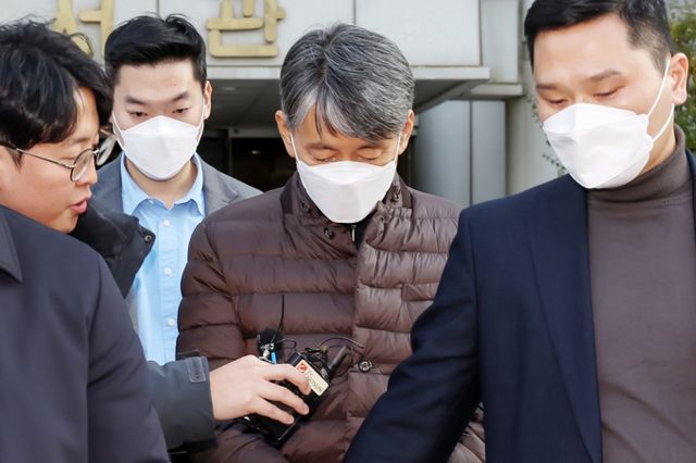 비상계엄 사태 이후 내란 혐의로 긴급 체포된 조지호 경찰청장이 경찰 조사에서 위증교사 혐의로 재판 중인 이재명 더불어민주당 대표의 1심 판결에 무죄를 선고한 판사가 체포 명단에 있었다고 말한 것이 확인됐다. 사진은 지난 13일 '12·3 비상계엄' 사태 내란 혐의로 긴급 체포된 조지호 경찰청장이 영장실질심사를 마친 뒤 호송차로 향하고 있는 모습. /사진=뉴스1