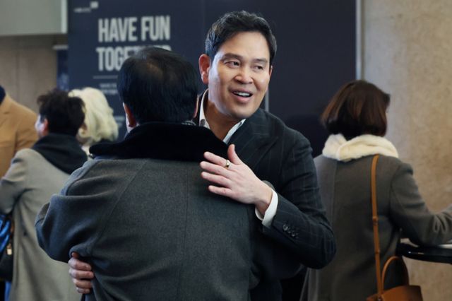 지난 16일 도널드 트럼프 미국 대통령 당선인의 장남 트럼프 주니어의 초청으로 미국 플로리다 마러라고 리조트로 날아간 정용신 신세계그룹 회장이 미국에 예정보다 이틀 더 머물기로 한 것으로 알려졌다. 재계는 정 회장이 트럼프 당선인을 직접 만날 가능성에 무게를 두고 촉각을 곤두세우고 있다. 사진은 지난해 정 회장이 서울 서초구 예술의 전당에서 배우자 한지희 씨의 플루트 독주회에 참석한 모습. /사진=뉴스1 