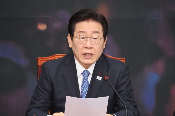 이재명 더불어민주당 대표가 한덕수 대통령 권한대행 국무총리를 향해 12·3 비상계엄 특검법, 김건희 여사 특검법 공포를 촉구했다. 사진은 이날 서울 여의도 국회에서 열린 최고위원회의에서 발언하는 이 대표의 모습. /사진=뉴시스