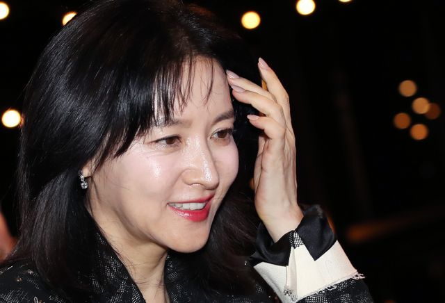 법원이 배우 이영애와 윤석열 대통령 부인 김건희 여사와 친분이 있다고 주장한 유튜버의 민사소송에서 원고 패소를 판결했다. 사진은 이영애가 지난 10월24일 서울 강동구 고덕동 스테이지28에서 열린 제14회 아름다운예술인상 시상식에 참석한 모습. /사진=뉴스1