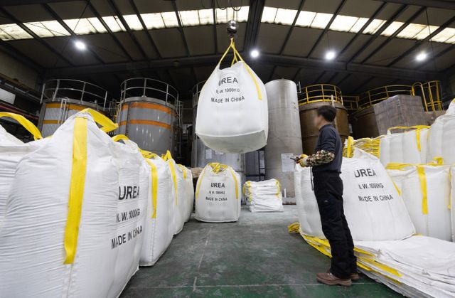 요소수 제조에 사용되는 요소 더미가 운반되고 있다. 제조 원리는 단순하지만 SCR 장치에 영향을 미치지 않도록 철저한 품질관리가 필수다. /사진=뉴스1