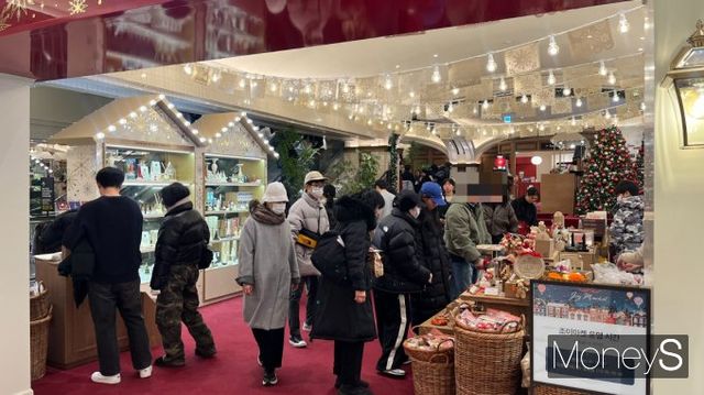 지난 18일 신세계 백화점 강남점에서 사람들이 물건을 고르고 있다. /사진=곽선우 기자