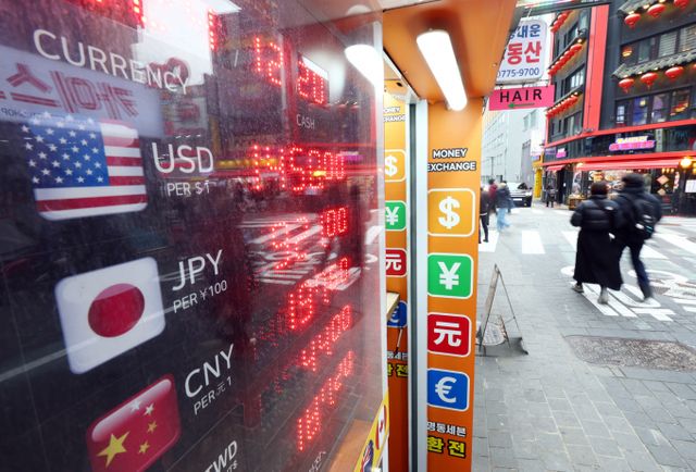 원/달러 환율이 2009년 이후 최고치를 기록하며 해외 매출 의존도가 높은 K-팝 엔터사들이 고환율로 인한 수익 증대 효과를 볼 것으로 기대된다. 사진은 원/달러 환율이 1450원을 돌파하는 등 고공행진을 이어가는 지난 20일 서울 명동 환전소에 환율이 표시돼 있는 모습. /사진=뉴시스