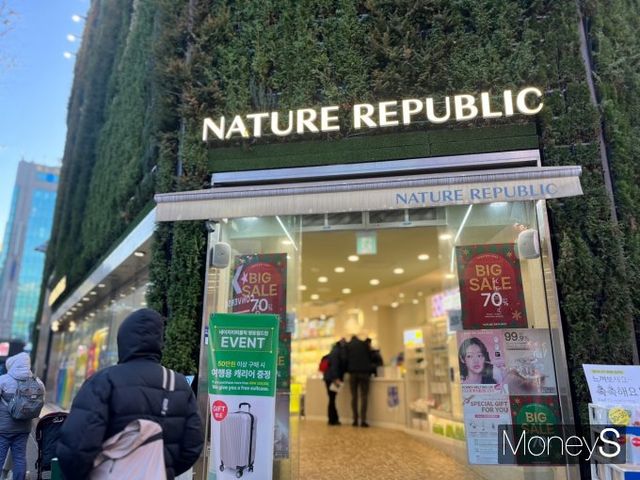네이처리퍼블릭은 주요 관광상권과 유동 인구가 많은 역사에 신규 출점을 이어갔다. 명동 인근 관광상권에 로드숍 7개를 운영하고 있다. 지난 18일 명동에 위치한 네이처리퍼블릭 로드숍 모습. /사진=서혜원 기자